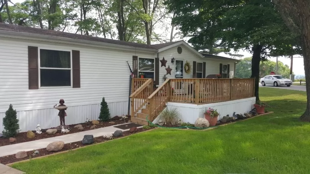 a beautifully lanscaped garden outside a tiny home